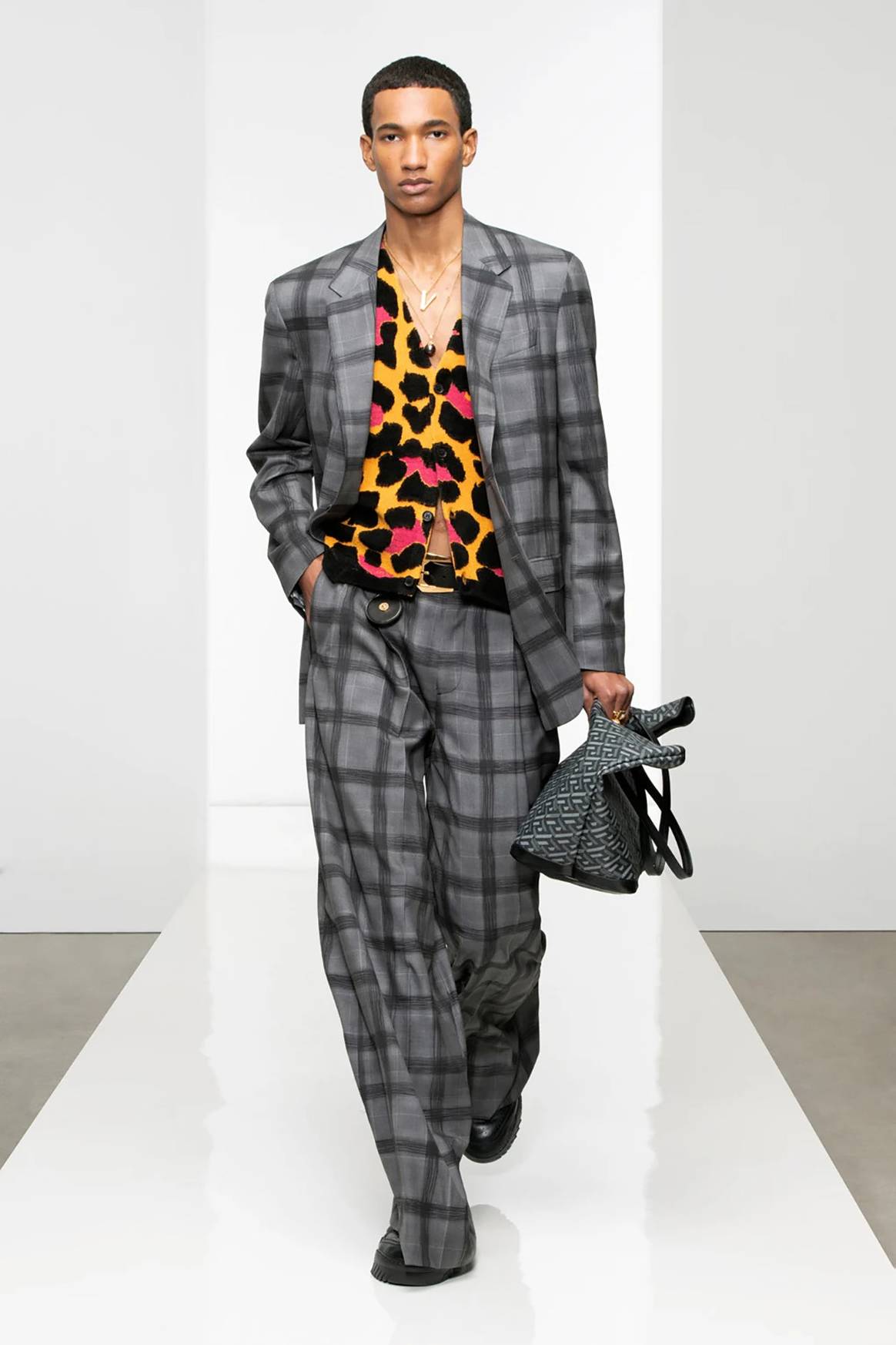 Photo Credits: Versace, colección masculina para la temporada Otoño/Invierno 2022/2023 FW22. Versace, página oficial.