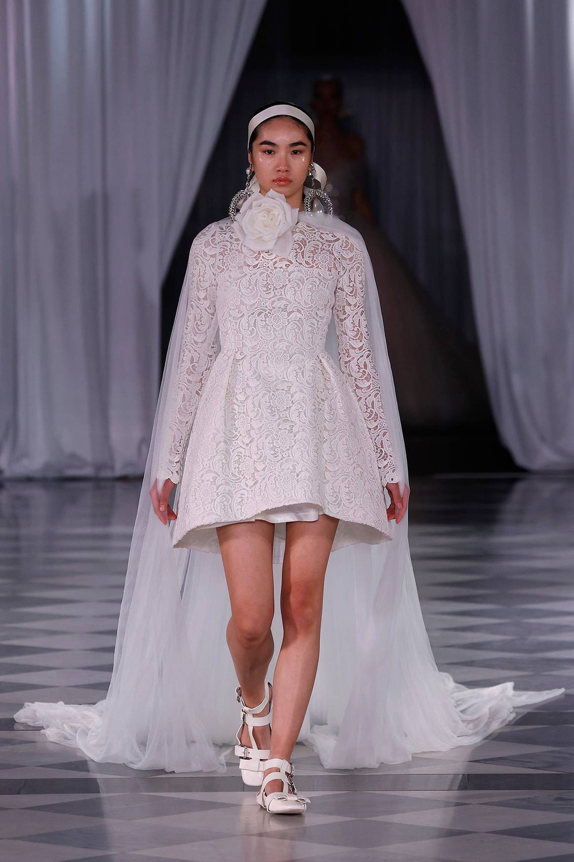 Desfile de Giambattista Valli en la “Bridal Night” de la Barcelona Bridal Fashion Week de abril de 2024.