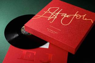 Burberry sort des vinyles en collaboration avec Elton John