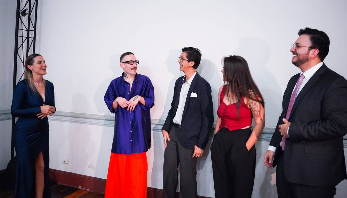 Cena de premiación, con Karina Diaz, Diego Labrin Ladrón de Guevara y concursantes.