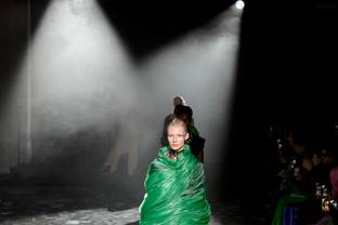 Nakazato : défilé contre le désastre de la fast fashion déversée en Afrique