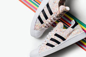 adidas Originals выпустил кроссовки с ЛГБТ-символикой