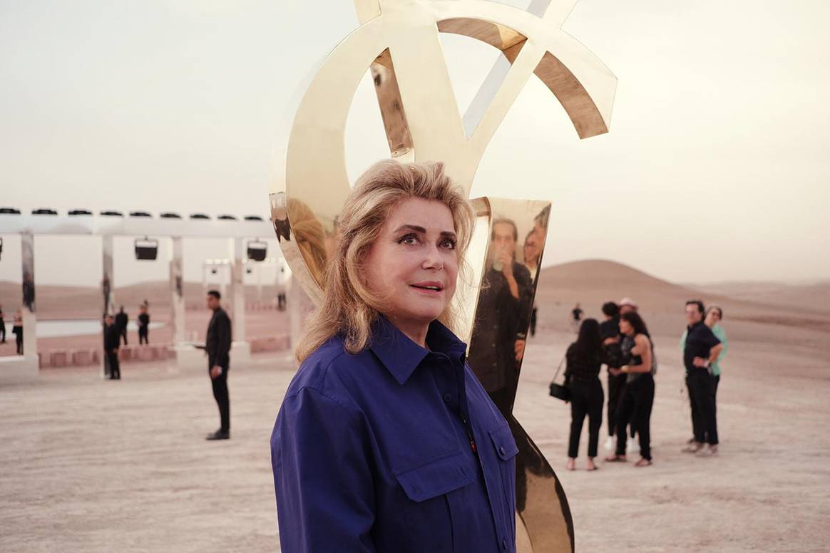 Photo Credits: Catherine Deneuve en el desfile de presentación de la colección masculina de Saint Laurent para la temporada Primavera/Verano SS23.