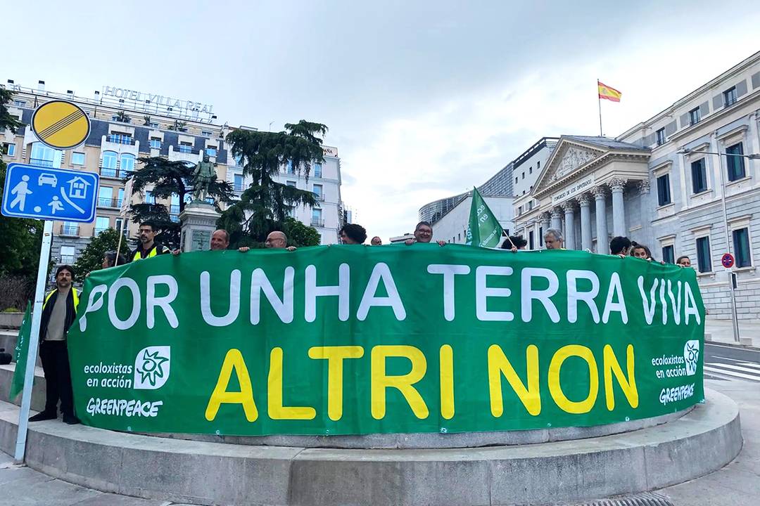 Concentración frente al Congreso de los Diputados contra la construcción de la planta de fibras sostenibles de Alti en Galicia, el 8 de mayo de 2025.
