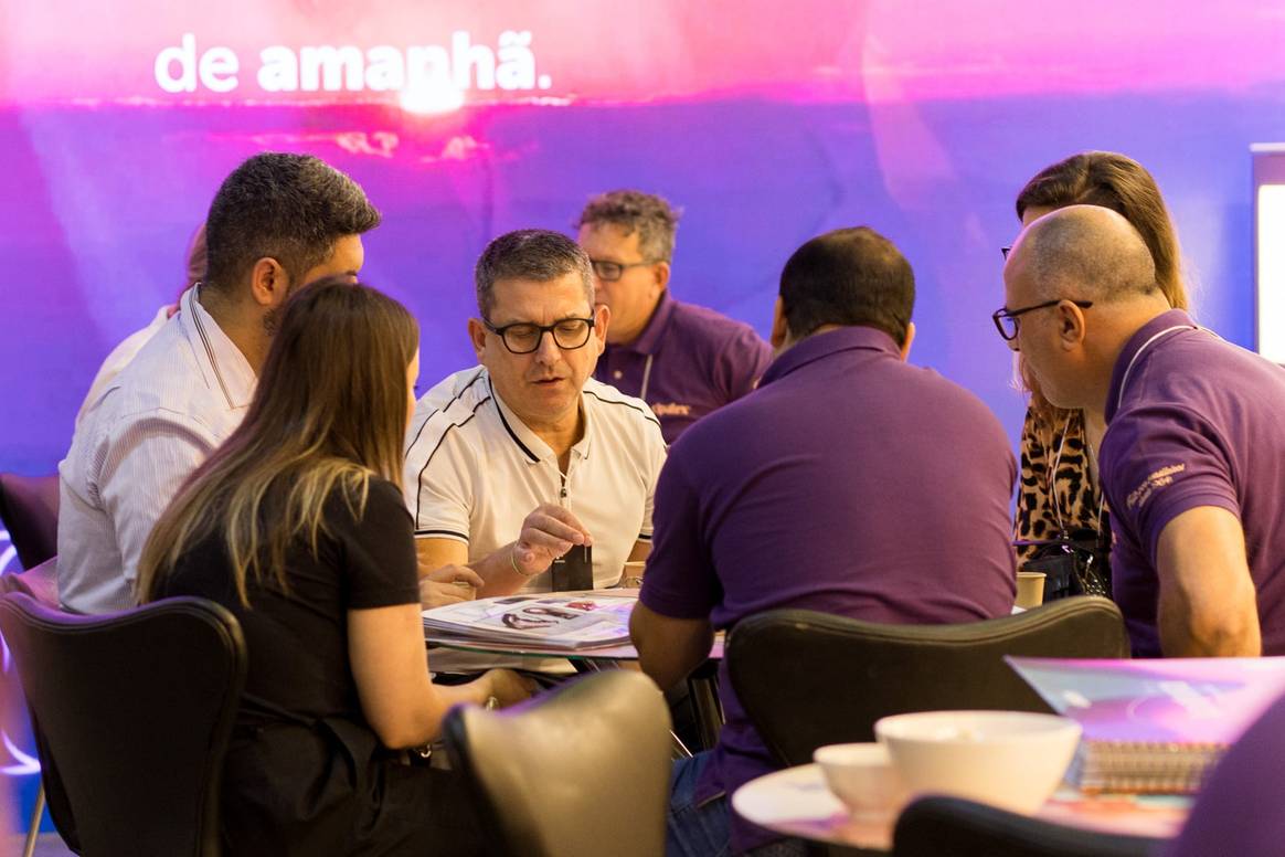 Visitantes conferindo os lançamentos