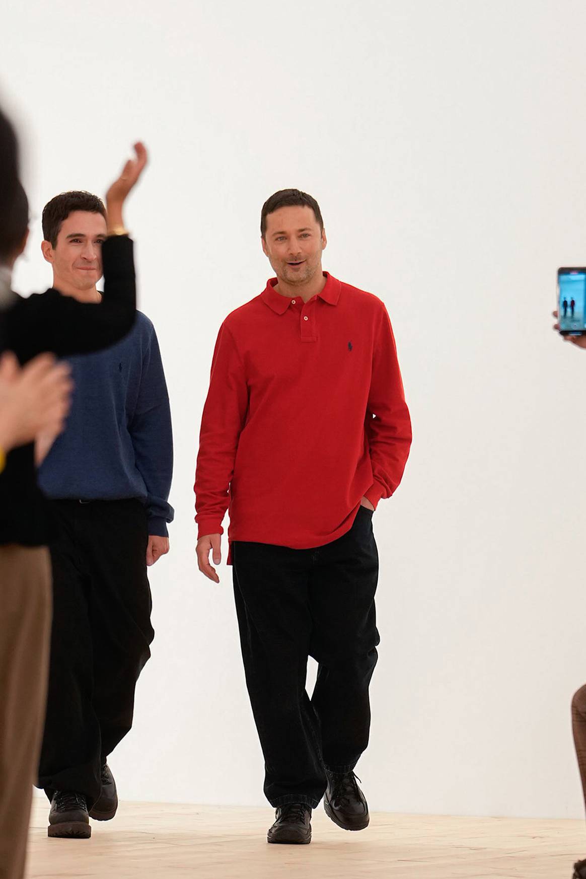 Jack McCollough y Lazaro Hernandez al cierre del desfile de presentación de su colección de debut como directores creativos de Loewe.