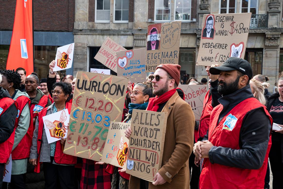 The Bijenkorf retail staff on strike in Amsterdam. (Photo: Aygin Kolaei for FashionUnited)