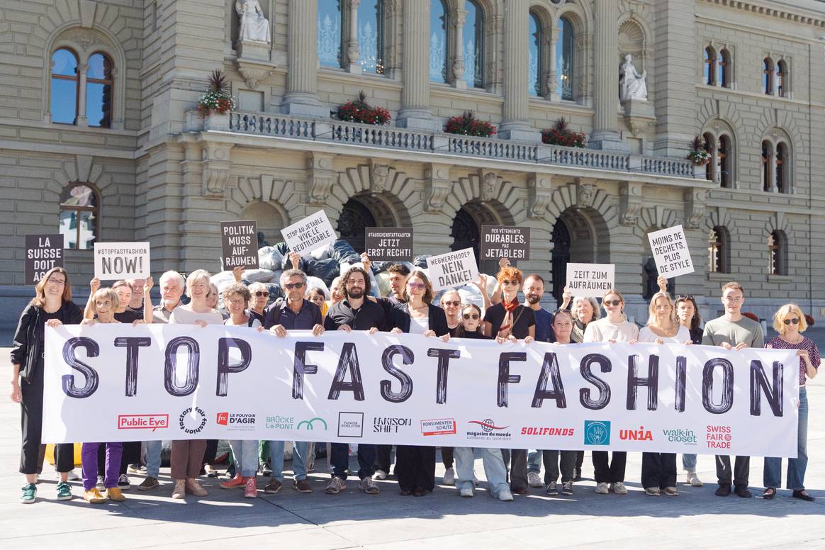 13 Schweizer Organisationen fordern politische Maßnahmen gegen Fast Fashion.