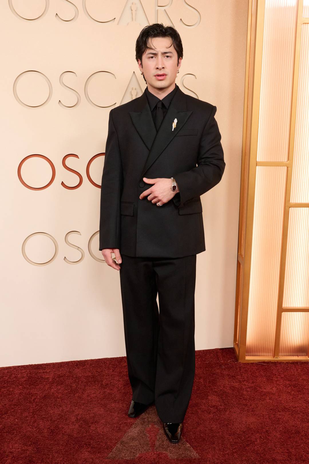 Hudson Williams indossa Balenciaga sul red carpet della 98esima edizione degli Oscar® al Dolby® Theatre.