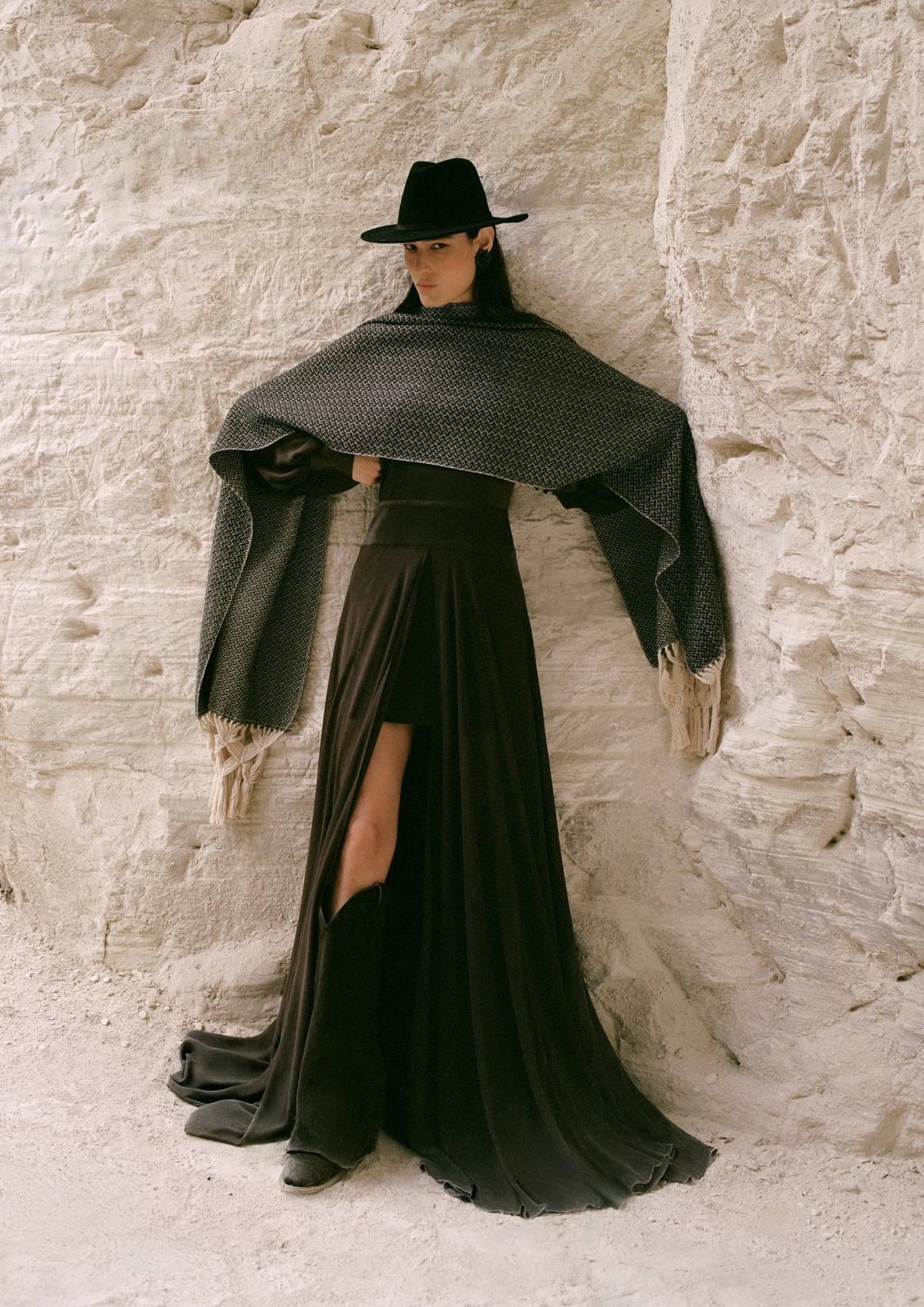 Una de las piezas protagónicas es este vestido largo de importante caída.