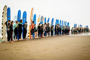 Tausende von Surfern ehren Jack O'Neill mit weltweitem Paddle Out