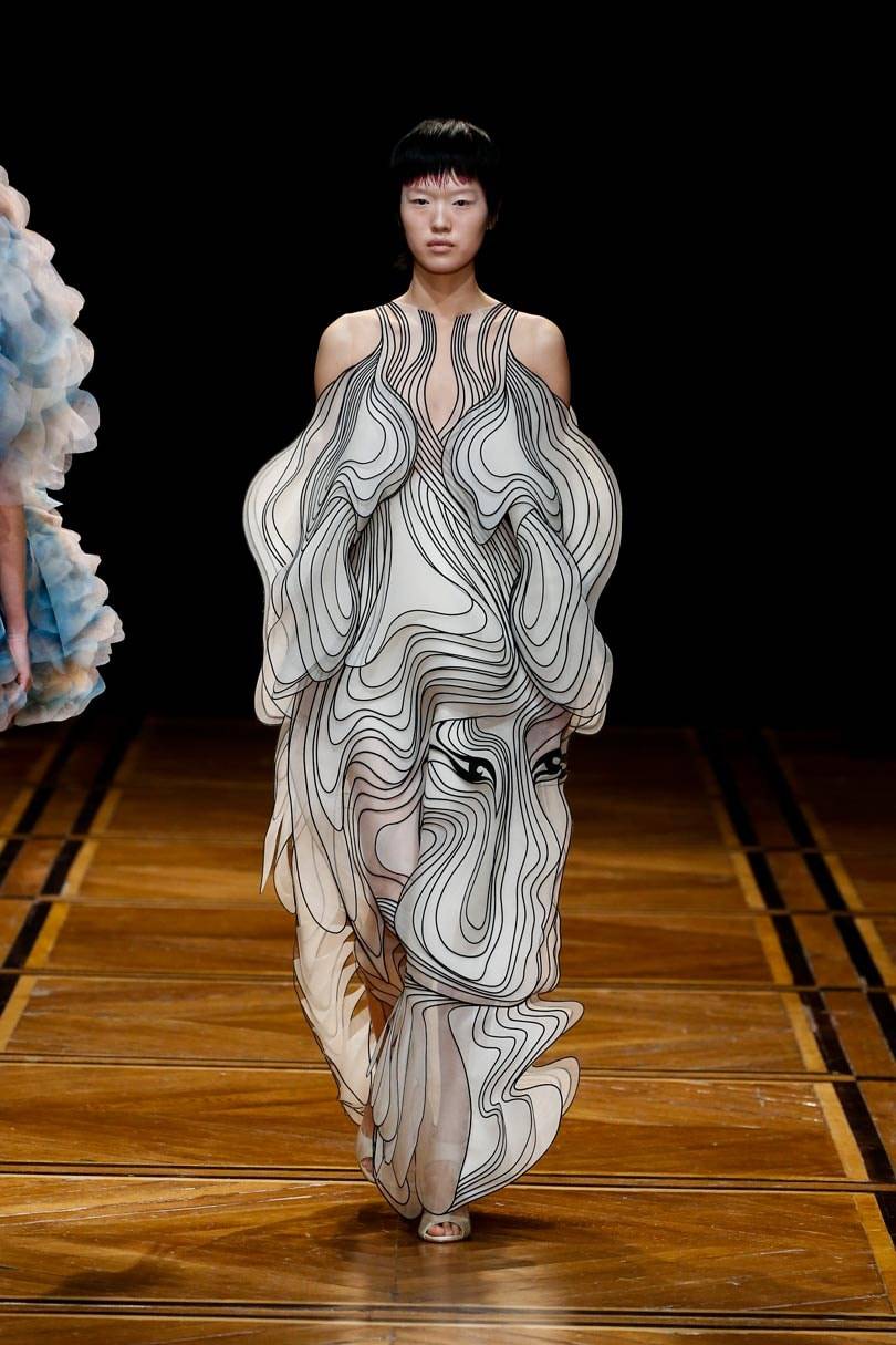 Kijken: De kleurrijke haute couture collectie van Iris van Herpen