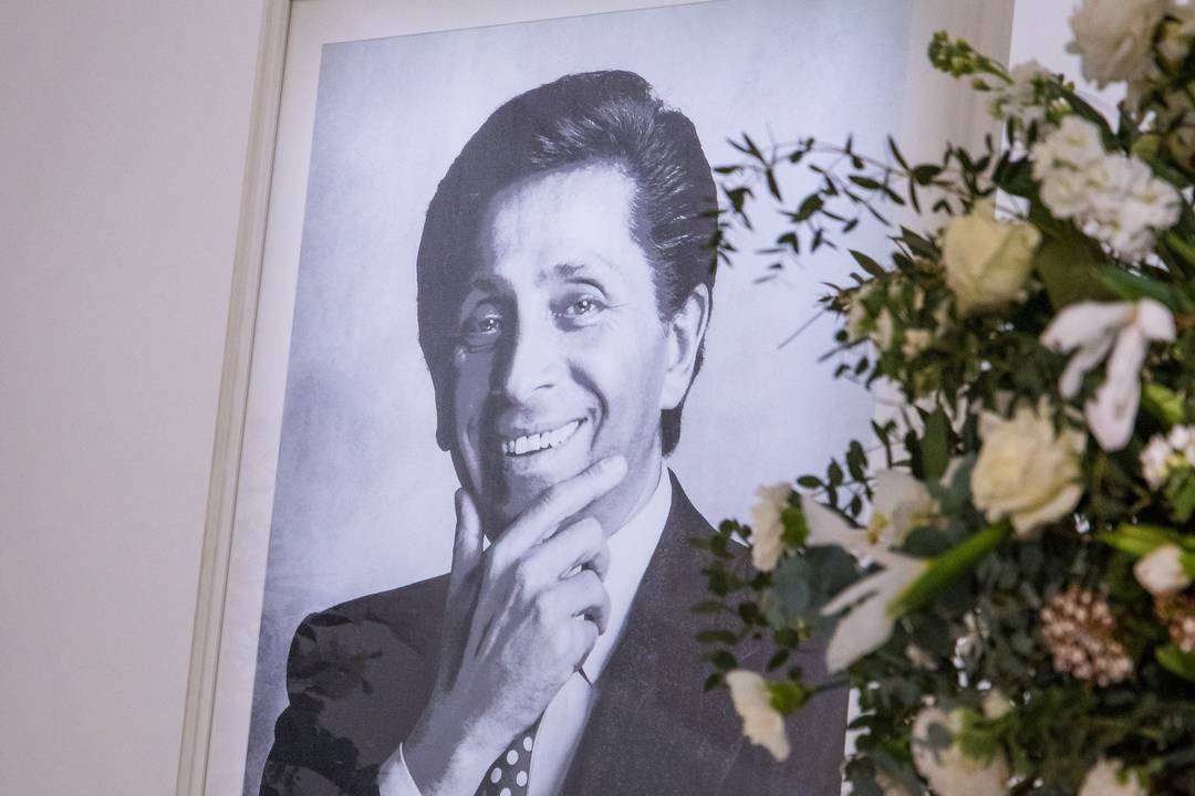 Una foto di Valentino Garavani alla camera ardente