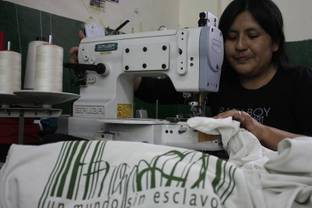 Cooperativas textiles rescatan a "esclavos" de talleres clandestinos en Argentina