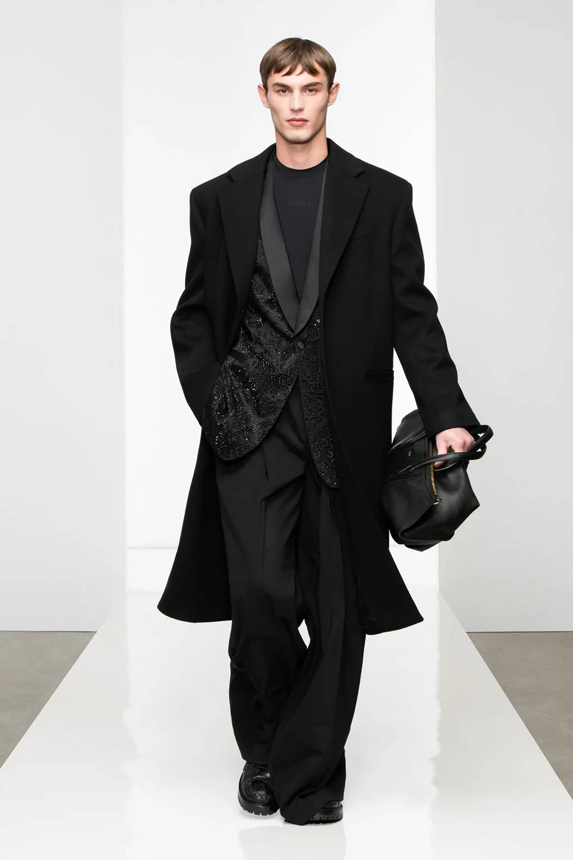 Photo Credits: Versace, colección masculina para la temporada Otoño/Invierno 2022/2023 FW22. Versace, página oficial.