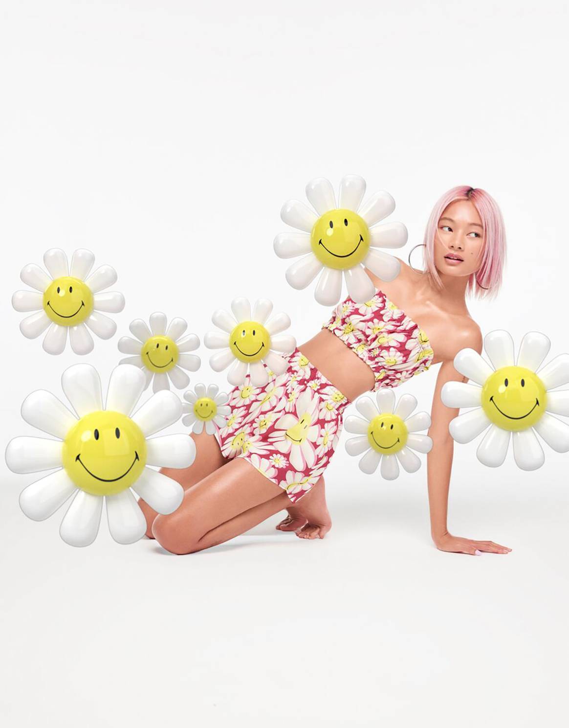 Photo Credits: Propuesta física de Bershka X Smiley, colección cápsula física desarrollada digitalmente en colaboración con DressX.