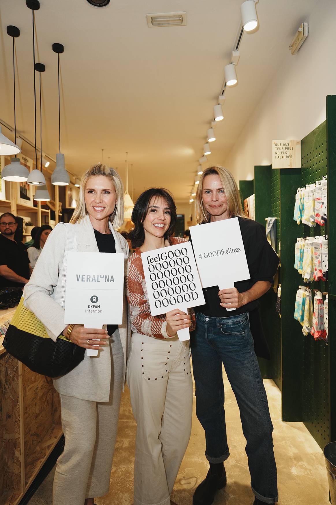 Inauguración de la tienda de Oxfam Intermón en el número 156 de la calle Gran de Gràcia de Barcelona (España).