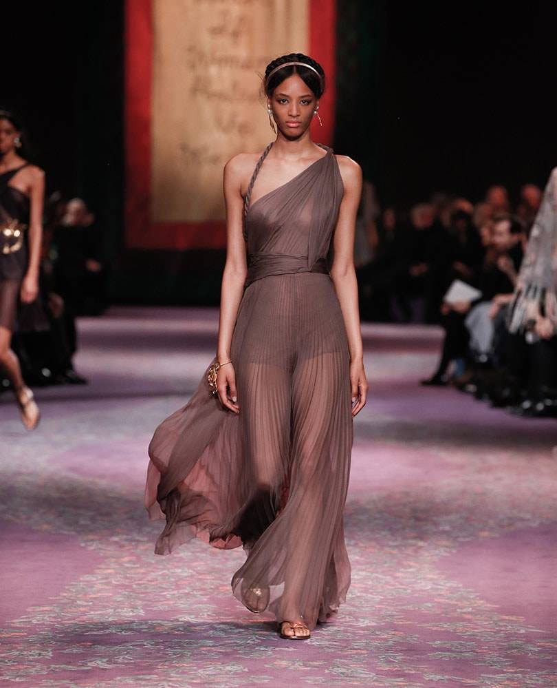 Alegato feminista de Dior en París por un destino “más allá de la procreación”