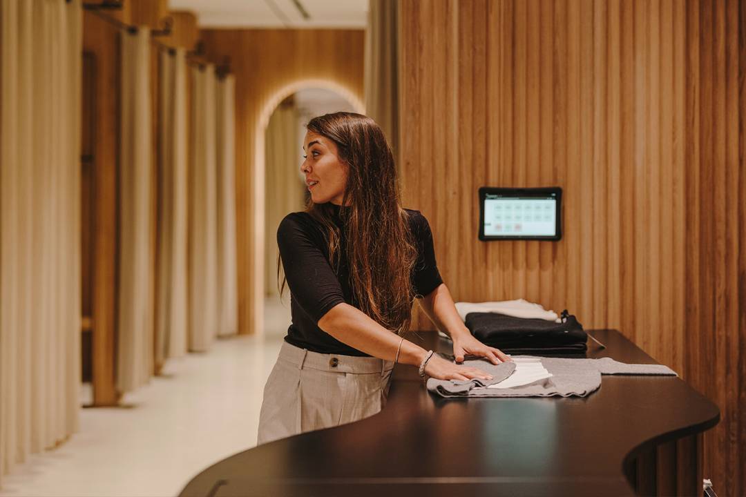 Trabajadora de tienda de Mango, una de las principales compañías y cadenas de moda adheridas a la patronal “Arte”.