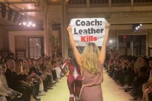 PETA cuela manifestantes en el desfile de Coach en la NYFW