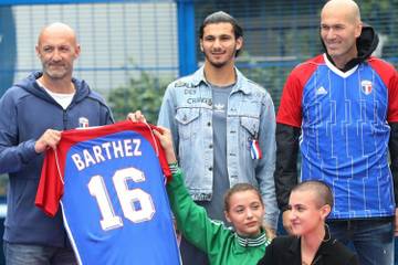 L'école Casa93 signe le maillot des 20 ans de la victoire des Bleus