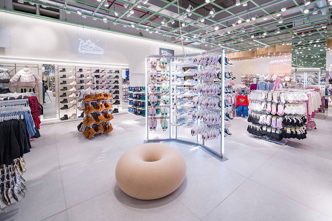 Interior de la nueva tienda Lefties Digital Store Rumanía, en el centro comercial Promenada Mall de Craiova (Rumanía).