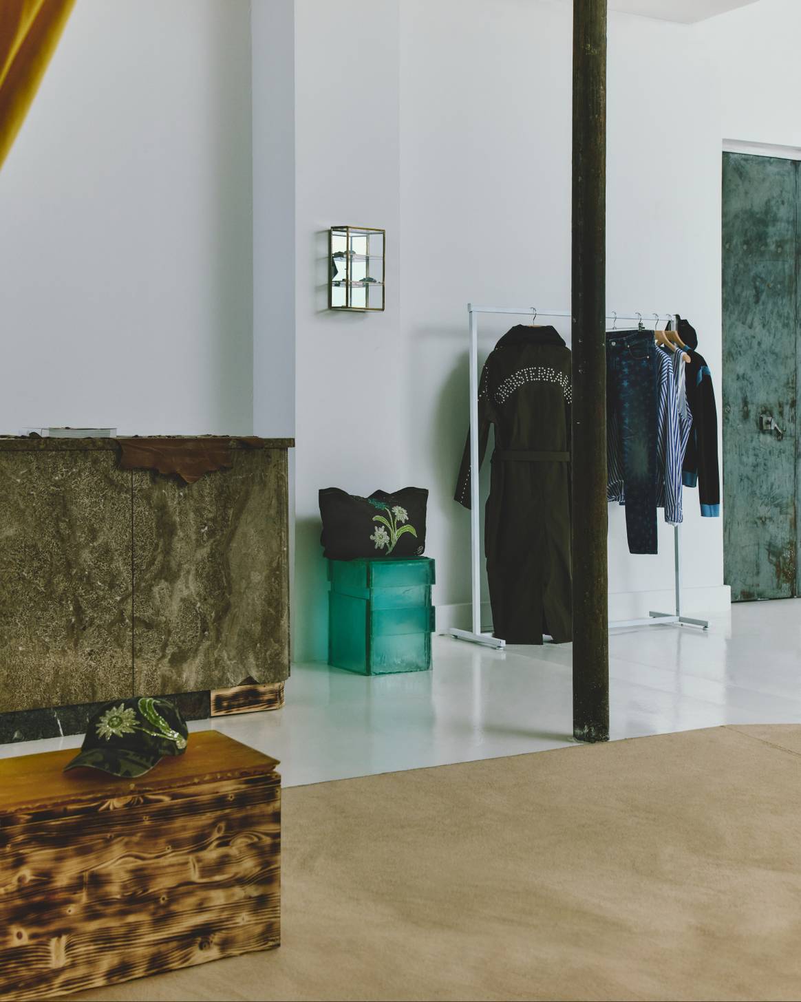 À l'intérieur du pop-up store Bluemarble dans le quartier du Marais, à Paris.