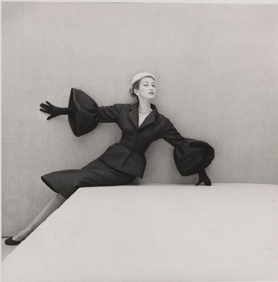 Henry Clarke, Stella Oakes in einem Cristóbal BalenciagaMantel, 1951. Bild: Palais Galliera/ Henry Clarke/ Roger-Viollet