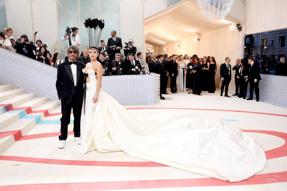 Valentino-Designer Pierpaolo Piccioli und Florence Pugh bei der Met Gala 2023. Bild (v.l.n.r.): Valentino