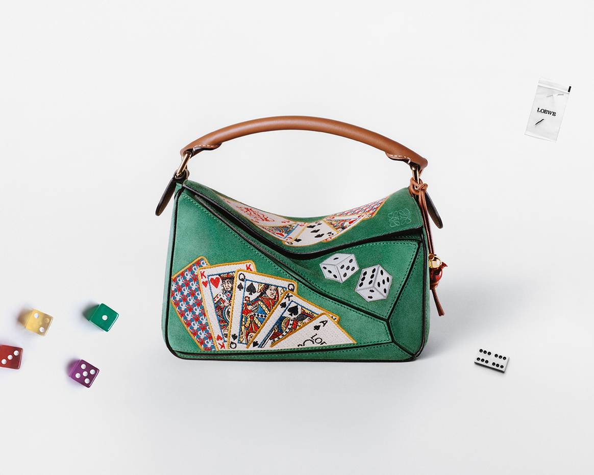 Modelo de la colección cápsula de aniversario “Puzzle 10” de Loewe por los 10 años del lanzamiento del bolso Puzzle.