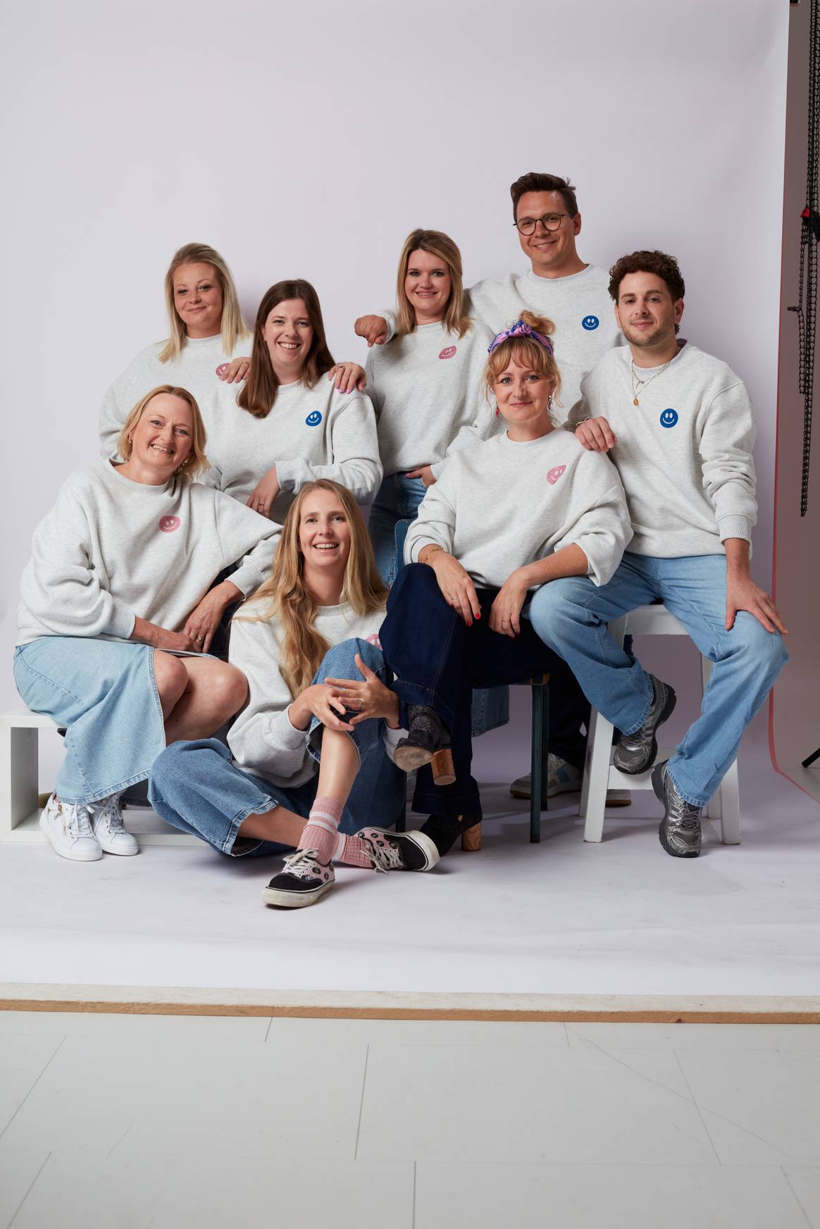 Charlotte te midden van Bel&Bo-medewerkers.