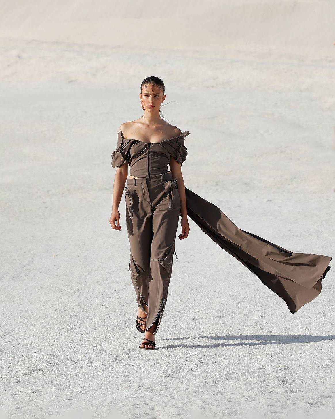 Photo Credits: Por cortesía de Jacquemus, desfile de presentación de la colección “Le Papier” y de la colección cápsula colaborativa junto a Nike.