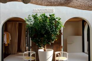 Une boutique, un bar et un restaurant : Jacquemus impose son style à Saint Tropez 