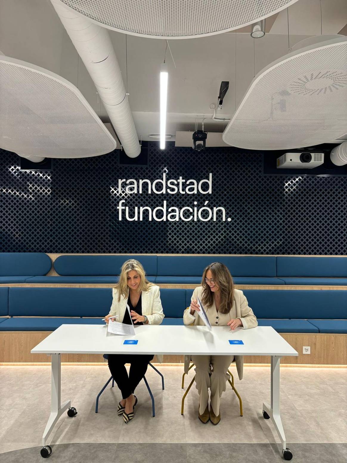 Marta Valer, de Fundación Randstad, y Ana López-Casero, presidenta de Arte, durante la firma del convenido entre ambas organizaciones el 20 de mayo de 2025 en Madrid.