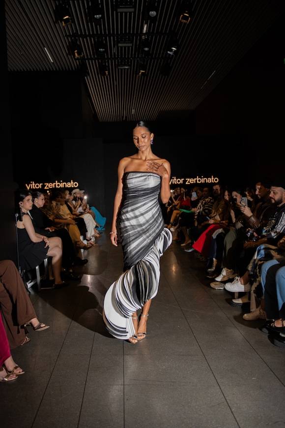 Modelagem do vestido brinca com as formas