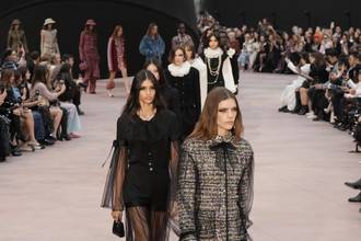 Chanel juega con las proporciones en el cierre de la Semana de la Moda parisina