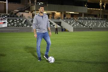 Zurück auf dem Rasen: Michael Ballack kickt in Skechers 