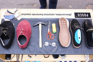 POSCO sale a la calle y muestra cómo hace sus zapatos
