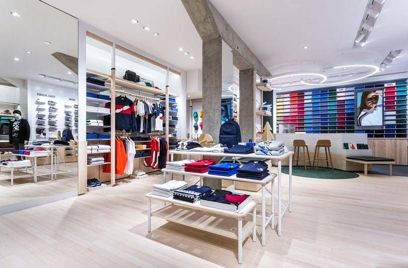 Los polos ganan protagonismo en la nueva tienda Lacoste de Barcelona