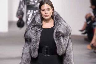 Модель plus size на показе Майкла Корса в Нью-Йорке
