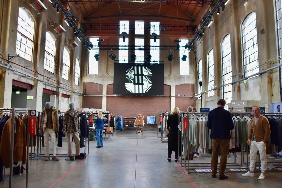 Het logo van Shift prijkt op de muren in de industriele hal.