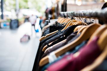 CBS: Consumenten besteden in april meer aan kleding