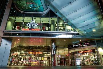Foot Locker steigert Quartalsumsatz und baut Führungsteam um