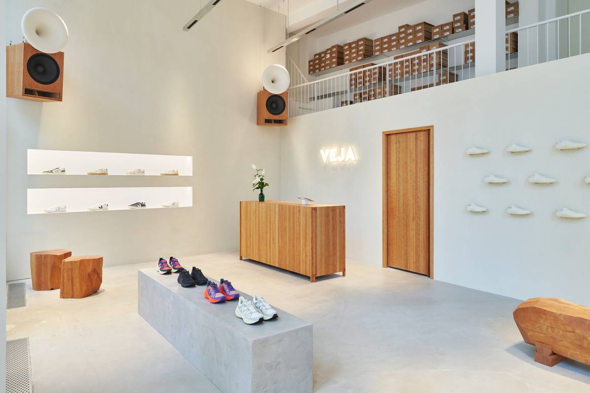Le bois, sourcé au Danemark, occupe une place centrale dans la boutique.