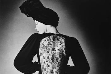 La Cité de la dentelle et de la mode dédie une exposition aux pièces sensuelles d’Yves Saint Laurent