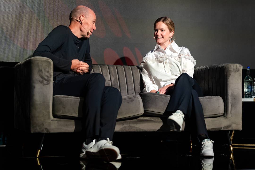 Britt Olson en Régis Schultz (JD Sports) op het podium.