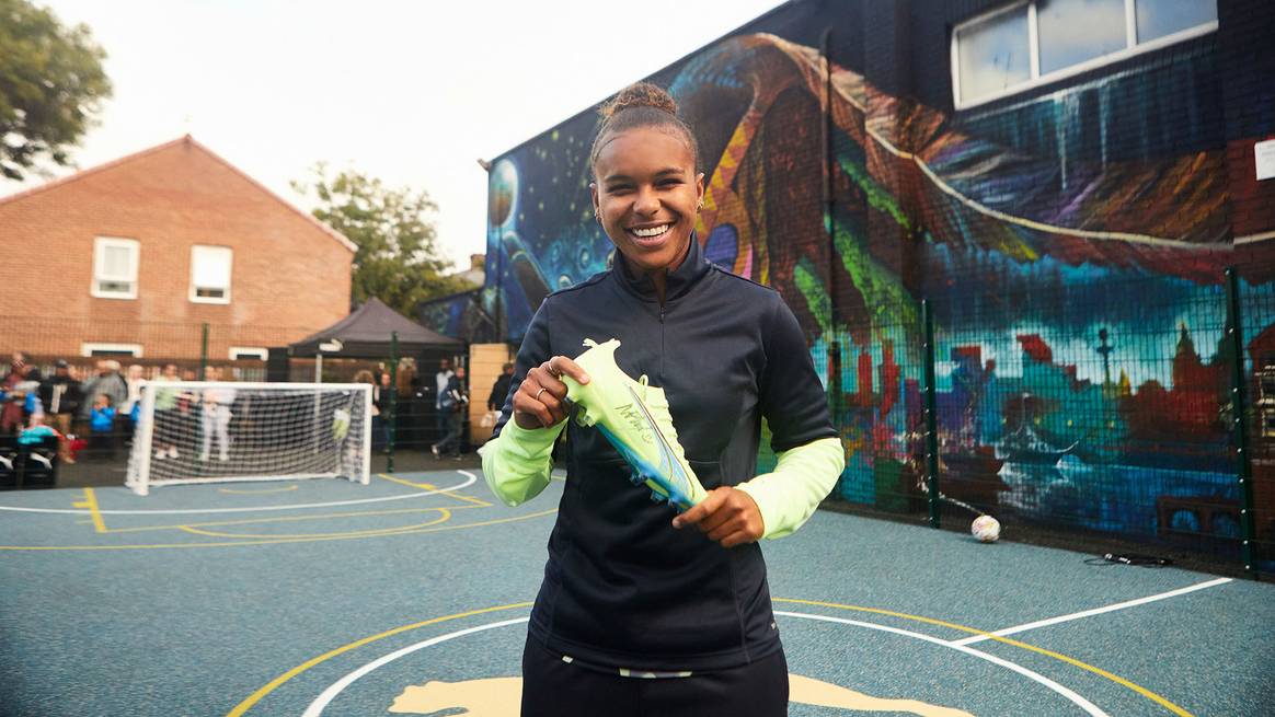 Nikita Parris bei der Eröffnung des renovierten Sportplatzes. Foto: Puma