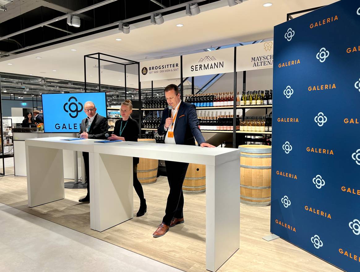 So wichtig ist der Rollout der Modernisierungen bei Galeria. Geschäftsführer Miguel Müllenbach spricht zur Eröffnung vor dem Regal mit den Weinen aus der Region. Bild: FashionUnited