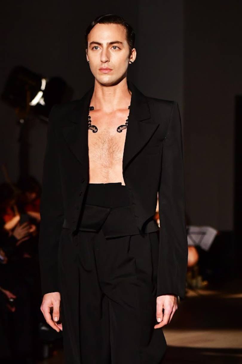 Foto: Arturo Obegero Colección Otoño/Invierno 2022/2023 a través de CatwalkPictures.com.