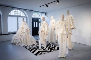 Binnenkijken: couture en kunst Claes Iversen tentoongesteld in hotel MAI